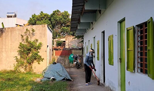 Bà Ngô Thị Ba - chủ nhà trọ tại quận Liên Chiểu, TP Đà Nẵng - đang dọn dẹp lại nhà trọ để cho thuê. Ảnh: Nguyễn Linh