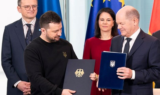 Tổng thống Ukraina Volodymyr Zelensky và Thủ tướng Đức Olaf Scholz ký kết thỏa thuận an ninh ngày 16.2.2024. Ảnh: Chính phủ Đức