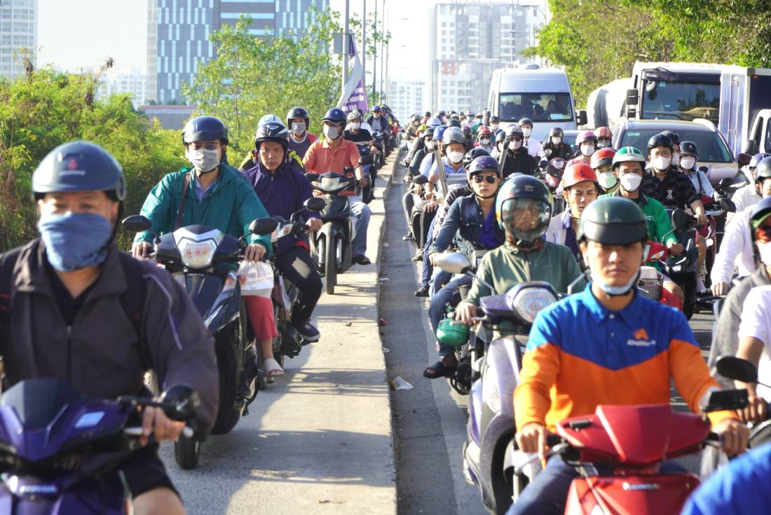 Kẹt xe trên cầu Rạch Đỉa 2 vào trung tâm TPHCM, người dân chạy xe máy lên lề cầu.  Ảnh: Chân Phúc