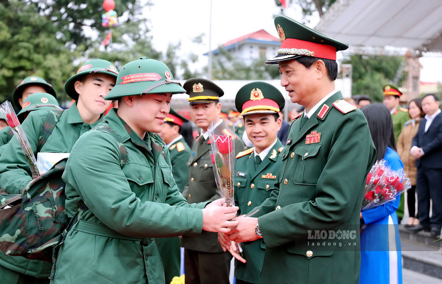 Trung tướng Phạm Hồng Chương, Tư lệnh Quân khu 2 tặng hoa động viên tân binh Vĩnh Phúc lên đường nhập ngũ. Ảnh: Bảo Nguyên