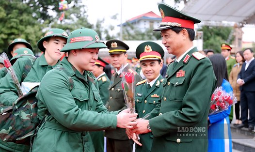 Trung tướng Phạm Hồng Chương, Tư lệnh Quân khu 2 tặng hoa động viên tân binh Vĩnh Phúc lên đường nhập ngũ. Ảnh: Bảo Nguyên