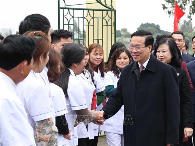 Chủ tịch nước Võ Văn Thưởng với các thầy thuốc của Trạm y tế xã Thanh Phong, huyện Thanh Liêm. Ảnh: TTXVN