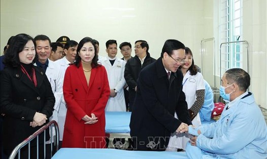 Chủ tịch nước Võ Văn Thưởng thăm hỏi bệnh nhân tại Trung tâm y tế huyện Thanh Liêm. Ảnh: TTXVN