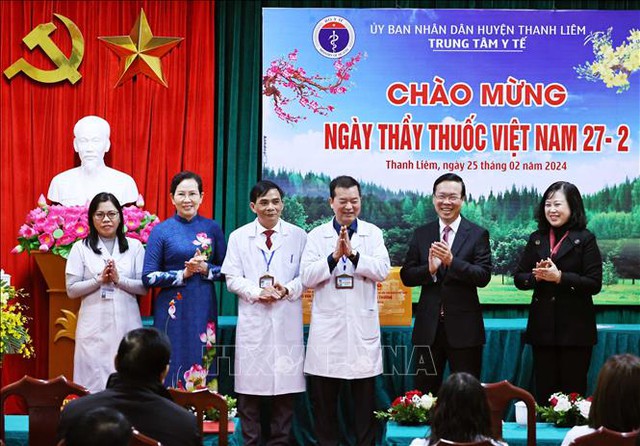 Chủ tịch nước Võ Văn Thưởng tặng quà Trung tâm y tế huyện Thanh Liêm. Ảnh: TTXVN