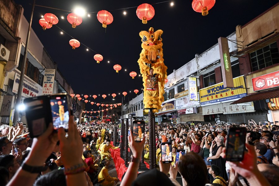 Màn múa sư tử mừng Tết Nguyên đán tại George Town, Penang, Malaysia ngày 18.2.2024. Ảnh: Xinhua