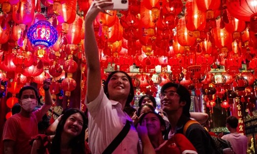 Đông đảo du khách dạo chơi trên đường Yaowarat, Bangkok (Thái Lan) dịp Tết Nguyên đán. Ảnh: Tommy Walker/Al Jazeera