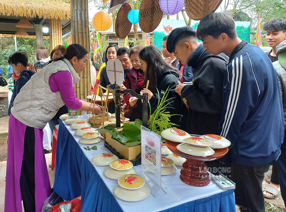 Người dân và du khách thưởng thức đặc sản Hải Dương được giới thiệu trong Lễ hội mùa Xuân Côn Sơn - Kiếp Bạc 2024. Ảnh: Lê Tuyến