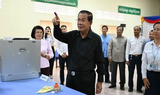 Chủ tịch Đảng Nhân dân Campuchia Samdech Techo Hun Sen bỏ phiếu vào sáng 25.2.2024. Ảnh: Khmer Times