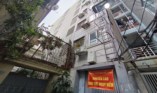 Tầng 1 toà nhà chung cư mini số 22 (ngách 236/17 đường Khương Đình, Hà Nội) nứt toác, nguy hiểm.Ảnh: THU GIANG