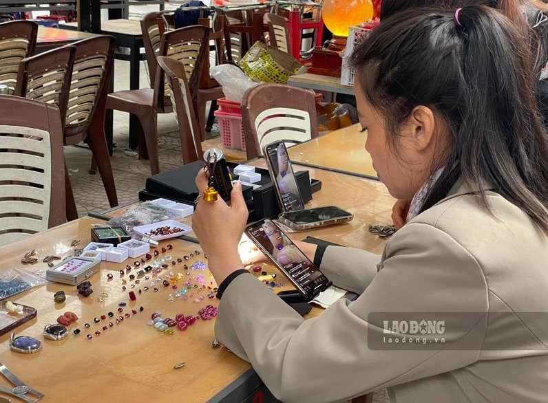 Các loại đá loại đá thông thường đến quý hiếm, đắt đỏ đều được tiểu thương tại phiên chợ độc nhất vô nhị ở vùng cao Yên Bái livestream, bán hàng online. Ảnh: Đinh Đại