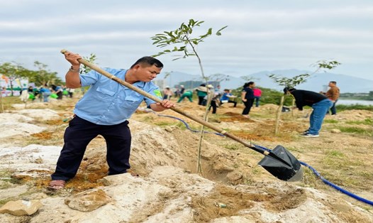 Anh Phan Văn Tuấn - Công ty Khai thác và Phát triển hạ tầng Khu công nghiệp Đà Nẵng tham gia trồng cây xanh. Ảnh: Phan Nguyên