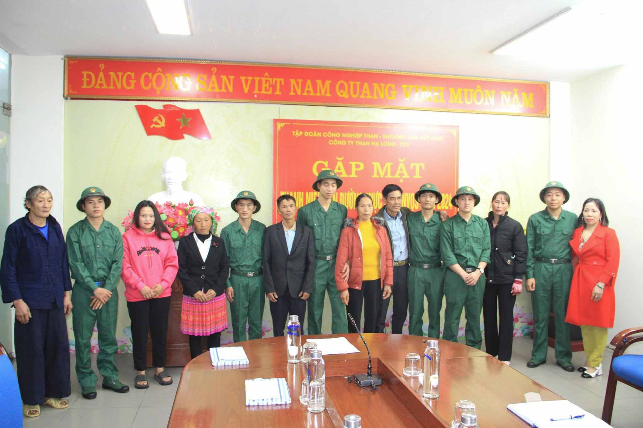 Gia đình và các CNV trúng tuyển đều phấn khởi và yên tâm lên đường nhập ngũ. Ảnh: Than Hạ Long.