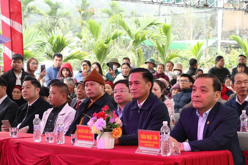 Các đại biểu đại diện cho các ban, ngành, đoàn thể về tham dự Lễ Hội Đền Ghềnh Linh tại xã Y Can, huyện Trấn Yên.  