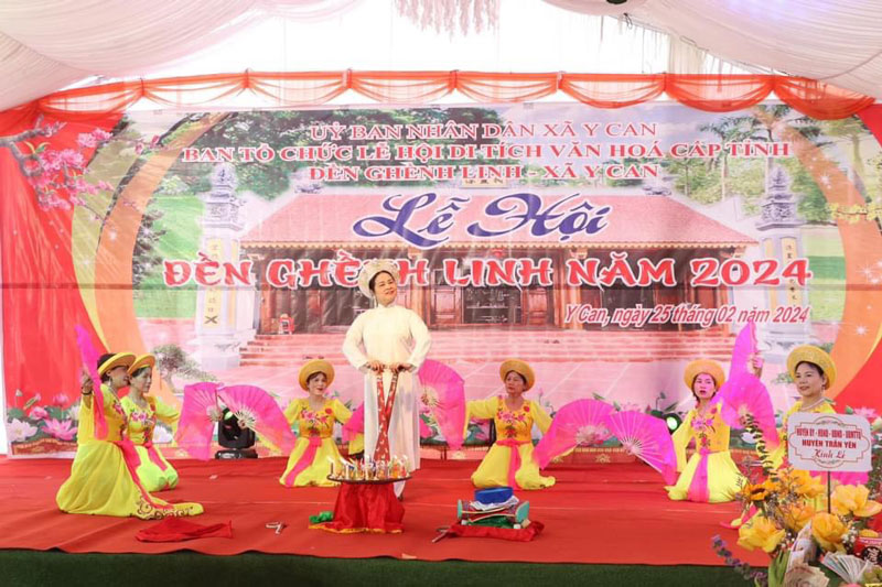 Hoạt động văn nghệ và các hoạt động biểu diễn Hầu Đồng chào mừng lễ hội Ghềnh Linh.