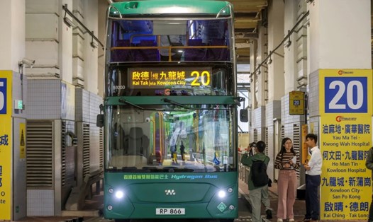 Xe bus hai tầng không khí thải đầu tiên của Hong Kong (Trung Quốc). Ảnh: SCMP