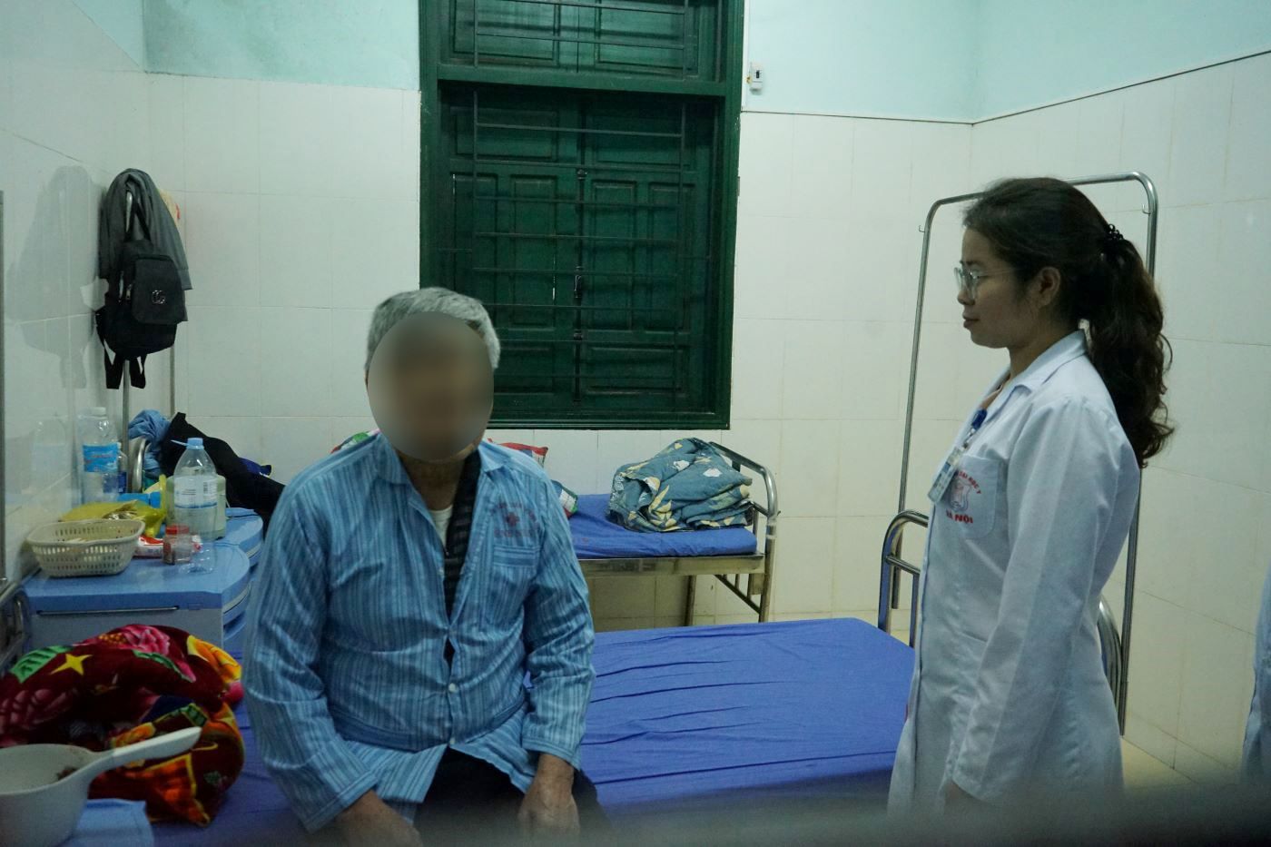 Bác sĩ Nguyễn Thị Phương hỏi thăm tình hình sức khỏe của bệnh nhân điều trị nội trú. Ảnh: Quách Du