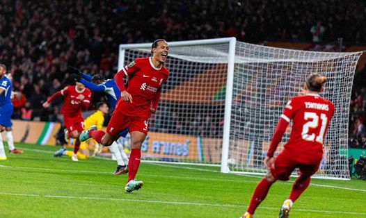 Virgil van Dijk đánh đầu ghi bàn duy nhất giúp Liverpool thắng Chelsea 1-0. Ảnh: Liverpool