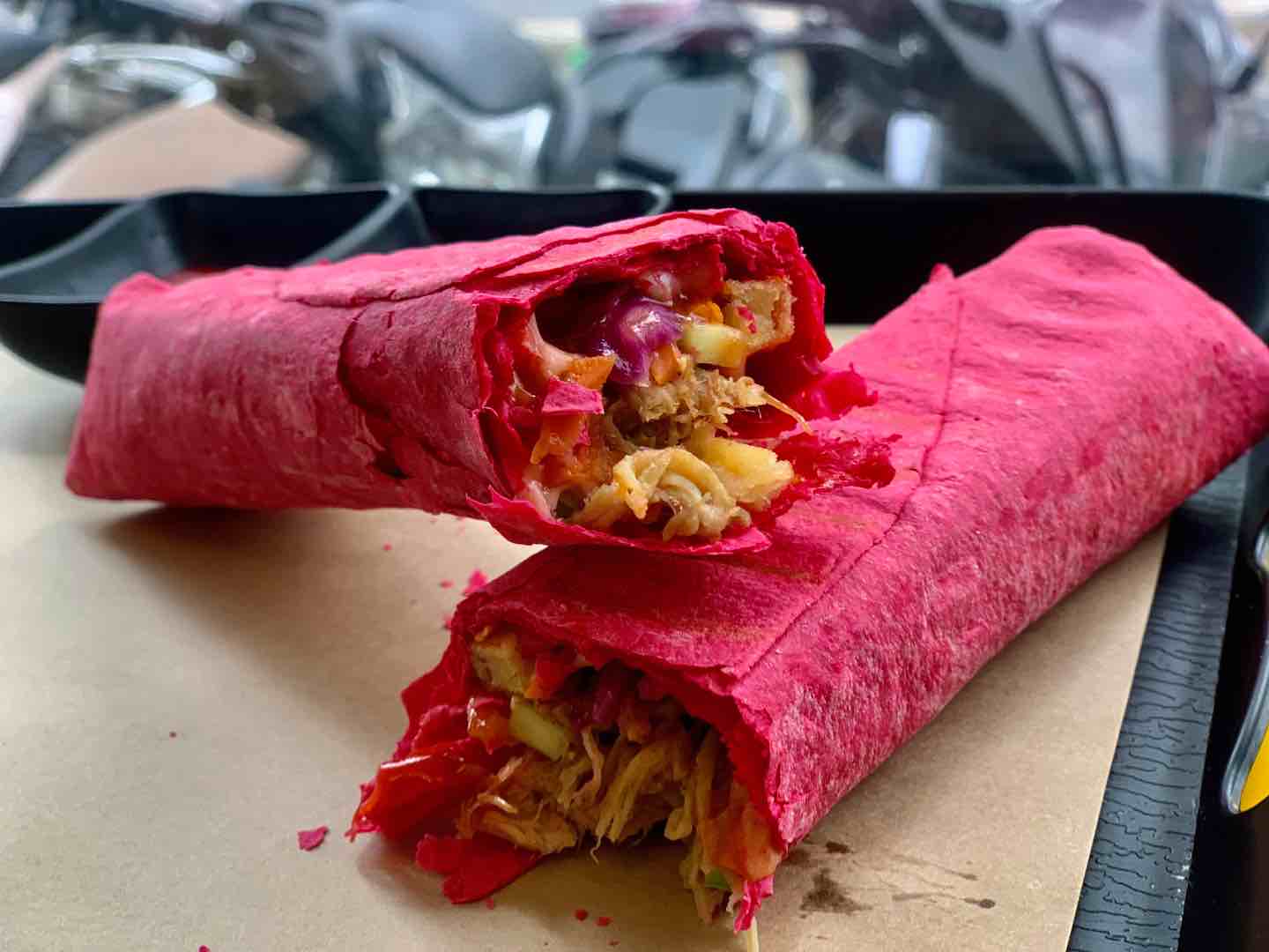 Món bánh Shawarma vị BBQ được anh Phạm Trung Hiếu biến tấu để thực khách Việt Nam thưởng thức. Ảnh: Nhật Minh