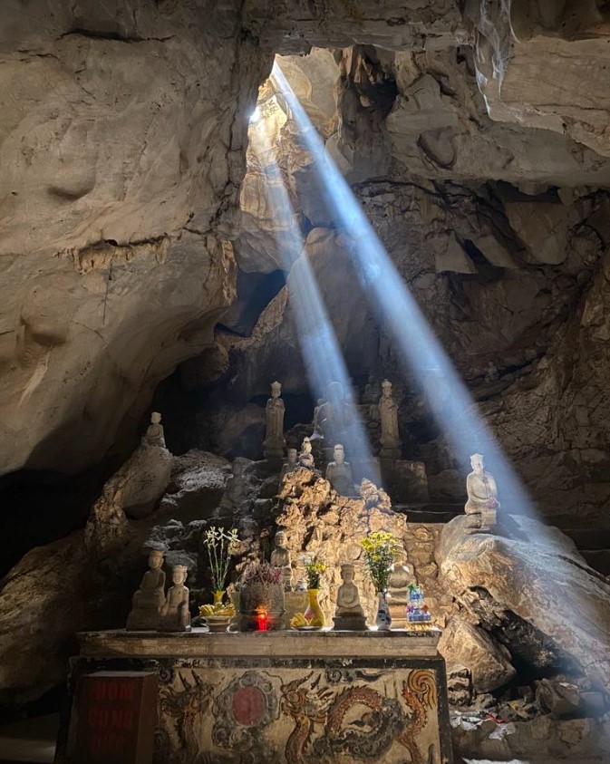 Chùa Hang trong động Long Tiên.