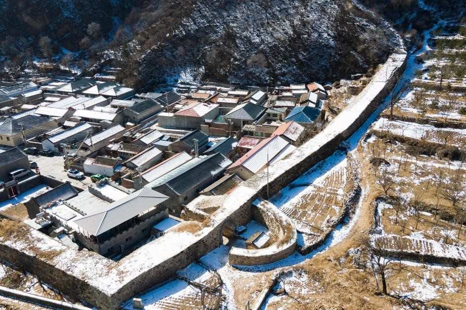 Làng cổ Changyucheng ở Bắc Kinh phủ trong tuyết trắng, ngày 25.2.2024. Ảnh: Xinhua