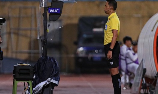 Trọng tài Ngô Duy Lân xem lại VAR trong một trận đấu tại V.League 2023-2024. Ảnh: Minh Dân
