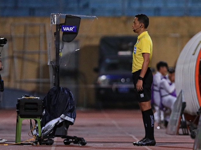 VAR tốn nhiều thời gian tại V.League: Miễn đúng là được