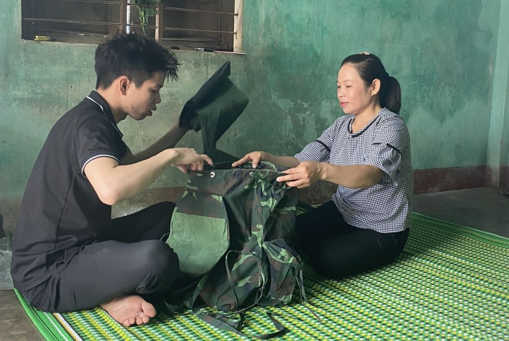 Mẹ của Thanh và Minh làm công nhân ở một xưởng gỗ, ba của hai em thì làm bảo vệ. Nhà có 3 anh em trai, thì người anh đầu đã xuất gia. Bà Nguyệt mong muốn, hai em anh vào quân ngũ sẽ rèn luyện, trưởng thành, trở thành người có ích cho xã hội và cả hai hứa khi trở về sẽ chững chạc hơn.