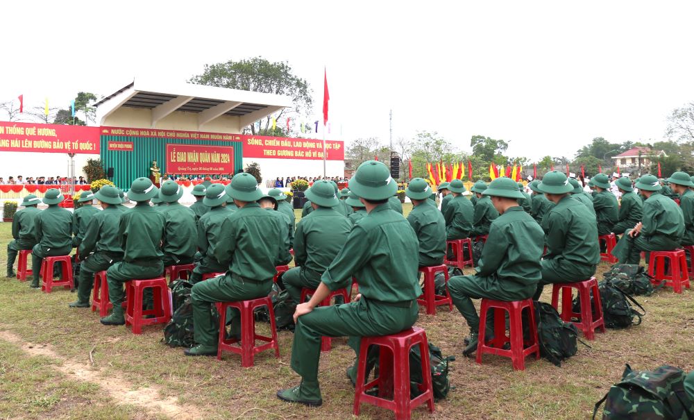 Tại lễ giao nhận quân năm 2024 ở huyện Triệu Phong, có hơn 200 tân binh tham gia nghĩa vụ công an, quân sự. Việc tổ chức giao nhận quân diễn ra rất trang trọng.