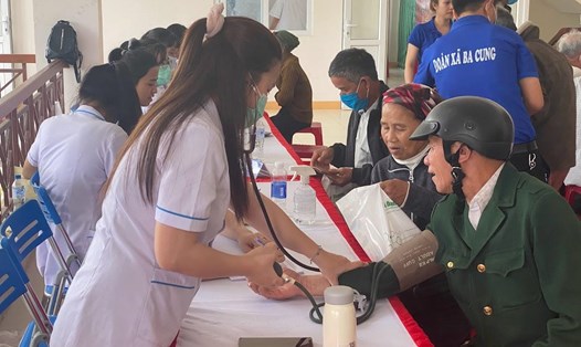 Hoạt động ngoại viện - khám bệnh và phát thuốc miễn phí cho đồng bào vùng cao Quảng Ngãi - của y bác sĩ Bệnh viện Đà Nẵng. Ảnh: Thanh Hải