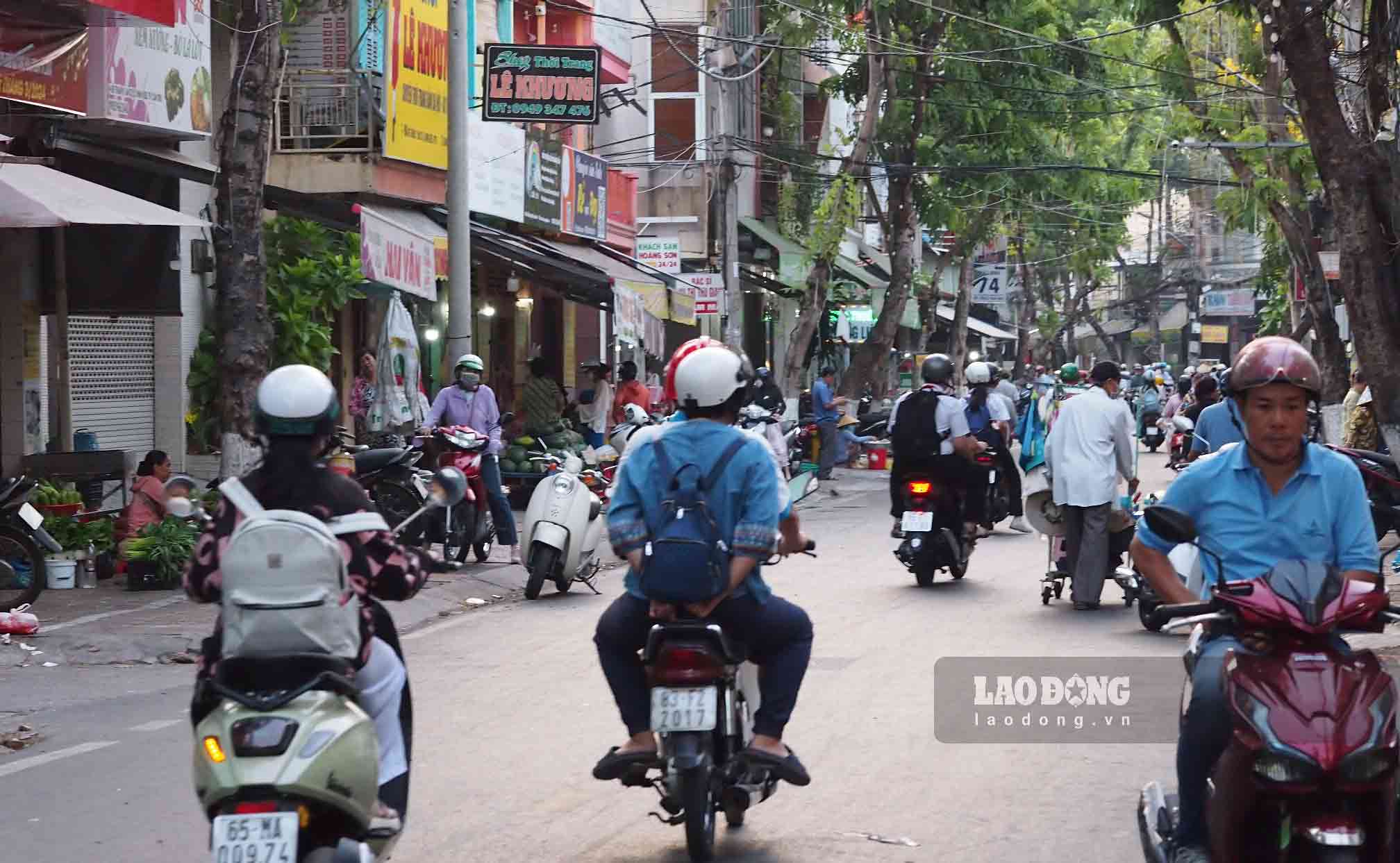 Không còn cảnh vắng vẻ như thời điểm vừa kết thúc kì nghỉ Tết Nguyên đán 2024, con đường ẩm thực Đề Thám (quận Ninh Kiều) đã trở nên nhộp nhịp, đông người qua lại.
