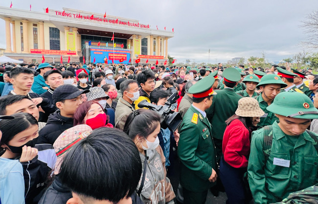 Rất đông người thân đến tiễn các tân binh tại nhà văn hoá trung tâm tỉnh Quảng Bình. Ảnh: Tâm Đức