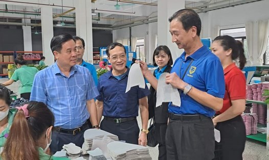 Đại diện lãnh đạo LĐLĐ tỉnh Ninh Bình kiểm tra hoạt động sản xuất đầu năm tại một số đơn vị, doanh nghiệp trên địa bàn tỉnh Ninh Bình. Ảnh: Nguyễn Trường