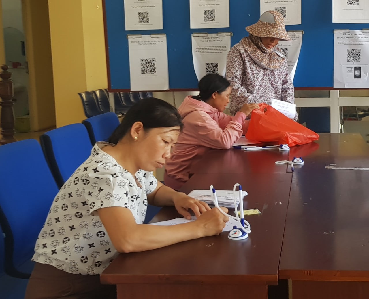 Người làm động làm hồ sơ, thủ tục đăng ký để được giới thiệu việc làm tại Trung tâm Dịch vụ việc làm tỉnh Ninh Bình. Ảnh: Nguyễn Trường