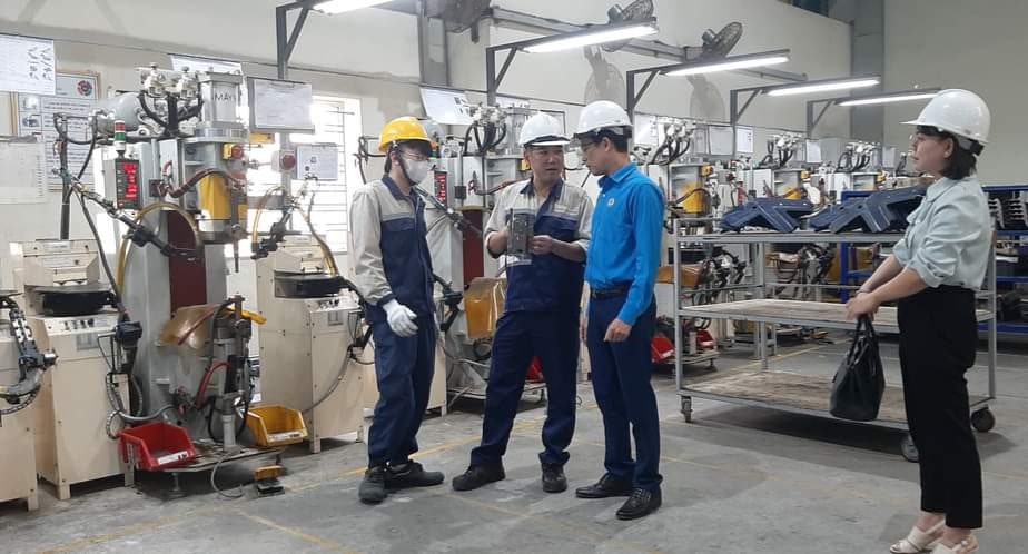 Đại diện lãnh đạo Công đoàn các khu công nghiệp tỉnh Ninh Bình kiểm tra hoạt động sản xuất tại một số đoan vị, doanh nghiệp trên địa bàn tỉnh Ninh Bình. Ảnh: Nguyễn Trường