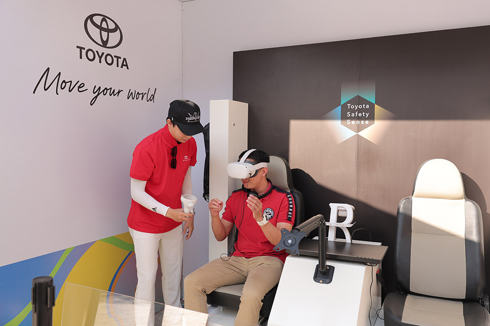 Trải nghiệm các tính năng thuộc gói trang bị an toàn Toyota Safety Sense (TSS) thông qua công nghệ thực tế ảo tại sự kiện. Ảnh: Toyota