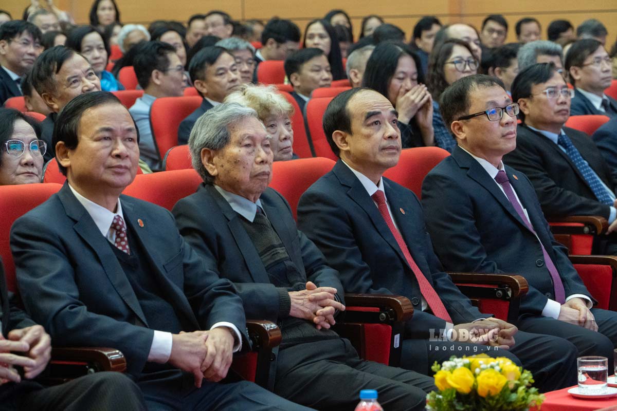 Lãnh đạo Trường Đại học Y Hà Nội qua các thời kỳ tham dự tại buổi Lễ.