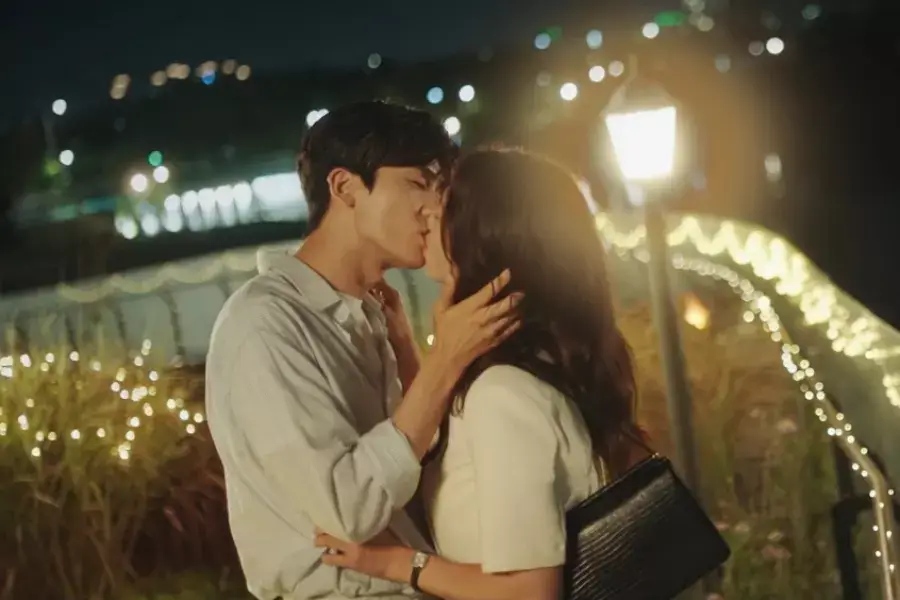 Cảnh hôn trong phim Nốt trầm đời bác sĩ. Ảnh: Nhà sản xuất