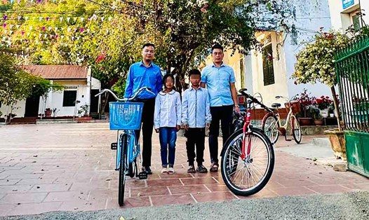 LĐLĐ huyện Điện Biên Đông, tỉnh Điện Biên vừa trao tặng 13 chiếc xe đạp cho các em học sinh có hoàn cảnh khó khăn. Ảnh: Bảo Trân
