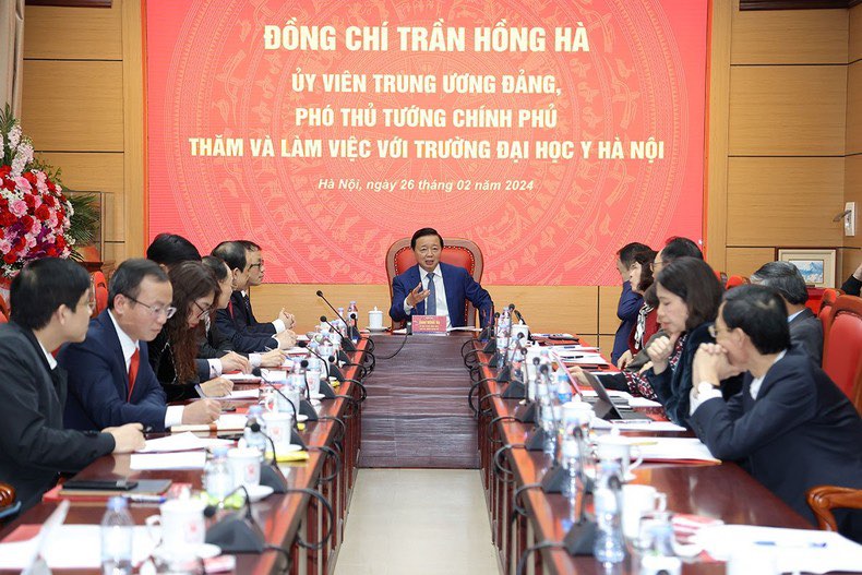 Phó Thủ tướng Trần Hồng Hà cùng đoàn công tác làm việc với cán bộ chủ chốt của Trường đại học Y Hà Nội. Ảnh: Trần Minh
