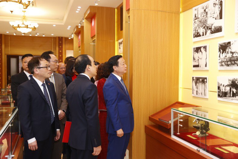 Phó Thủ tướng Trần Hồng Hà thăm Phòng truyền thống của Trường đại học Y Hà Nội. Ảnh: Bùi Quyết