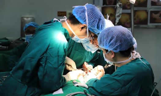 Các bác sĩ đang thực hiện một ca phẫu thuật. Ảnh: Thuỳ Linh