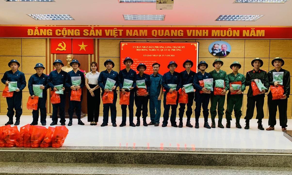 Phường Long Thạnh Mỹ, TP Thủ Đức trao quà cho thanh niên trúng tuyển nghĩa vụ quân sự, nghĩa vụ công an năm 2024. Ảnh: Huỳnh Phương
