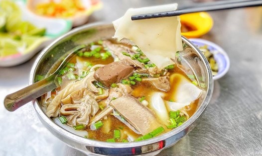 Sợi hủ tiếu hồ to bản, mềm như bánh phở, khác với loại sợi nhỏ trong phiên bản hủ tiếu thông thường. Ảnh: @lacasaigon/Instagram