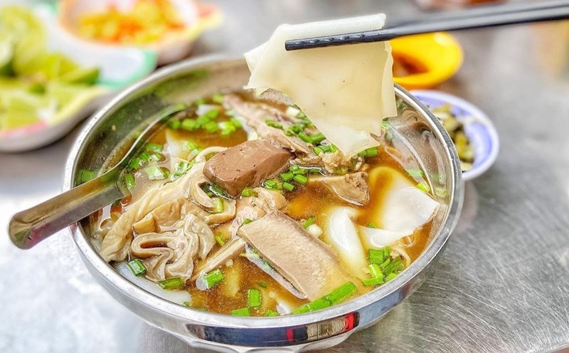 Sợi hủ tiếu hồ to bản, mềm như bánh phở, khác với loại sợi nhỏ trong phiên bản hủ tiếu thông thường. Ảnh: @lacasaigon/Instagram