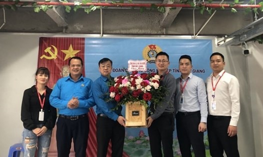 Lãnh đạo Công đoàn các Khu công nghiệp tỉnh Bắc Giang tặng hoa chúc mừng lãnh đạo doanh nghiệp và Ban Chấp hành Công đoàn Công ty TNHH Sunwoda Việt Nam. Ảnh: CĐ các KCN tỉnh Bắc Giang