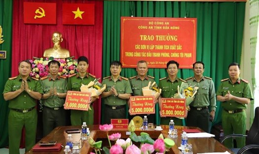 Ban Giám đốc Công an tỉnh Đắk Nông tổ chức khen thưởng các đơn vị bắt nóng các đối tượng cướp giật tài sản. Ảnh: Thái Bình