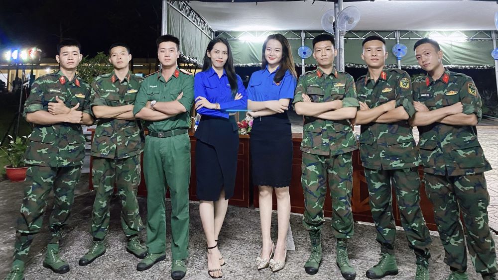 Trương Anh Đào (thứ 4 từ trái qua) đã tốt nghiệp ngành Dược của Đại học Tây Đô vào tháng 5.2023 xung phong nhập ngũ. Ảnh: Tạ Quang