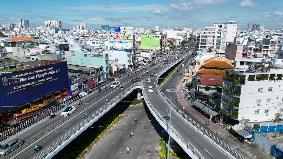 Năm 2013, thành phố đã thu hẹp vòng xoay Cây Gõ thành một mũi tàu hình tam giác, lắp đặt đèn tín hiệu giao thông, đồng thời xây dựng tại đây một cầu vượt thép chữ Y vào năm 2013 để giảm thiểu ùn tắc giao thông qua khu vực.
