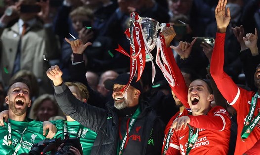 Jurgen Klopp nâng cao chức vô địch Carabao Cup cùng Liverpool.  Ảnh: LFC
