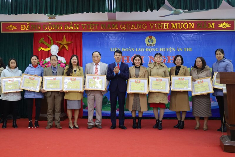 Ông Nguyễn Viết Thắng - Chủ tịch LĐLĐ huyện Ân Thi - trao Bằng khen cho các tập thể và cá nhân có thành tích xuất sắc trong phong trào CNVCLĐ và hoạt động công đoàn năm 2023. Ảnh: CĐHY